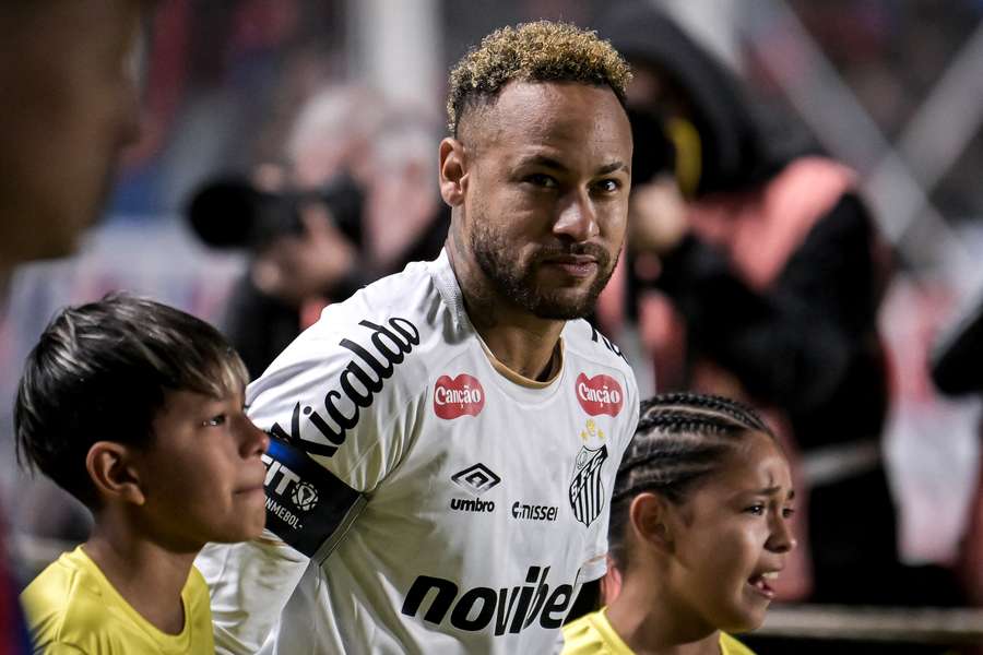 Neymar passou em branco, mas foi bastante tietado no Nuevo Gasómetro