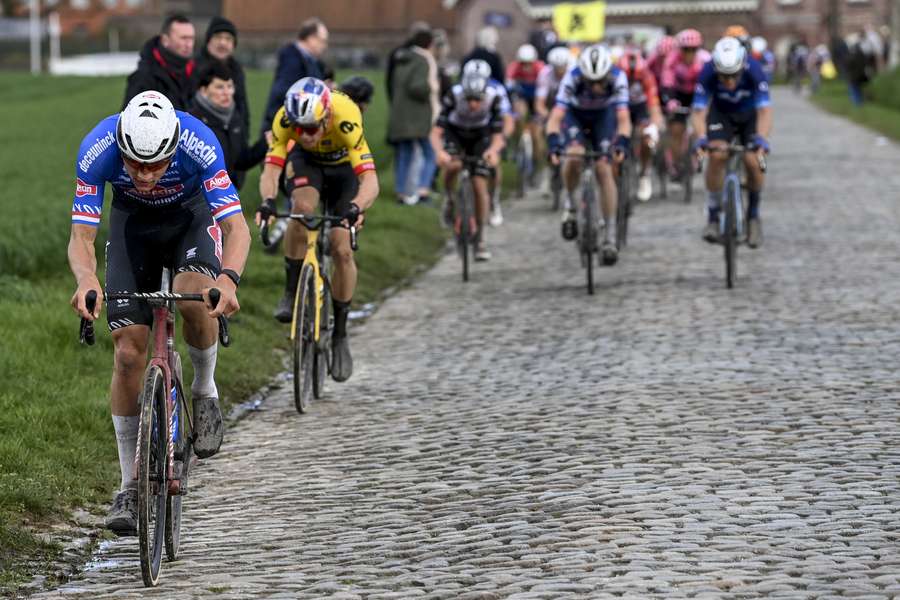 Van der Poel met achter zich Van Aert in de E3 Saxo Bank Classic