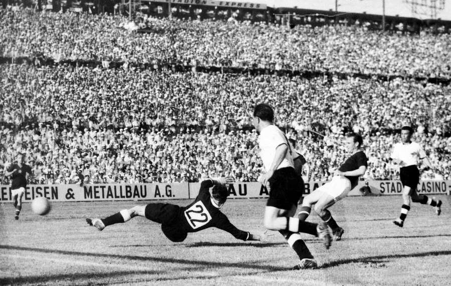 Nandor Hidegkuti faz um dos gols da Hungria, na goleada de 8 x 3 sobre Alemanha, na primeira fase da Copa de 1954 Nandor Hidegkuti faz um dos gols da Hungria, na goleada de 8 x 3 sobre Alemanha, na primeira fase da Copa de 1954