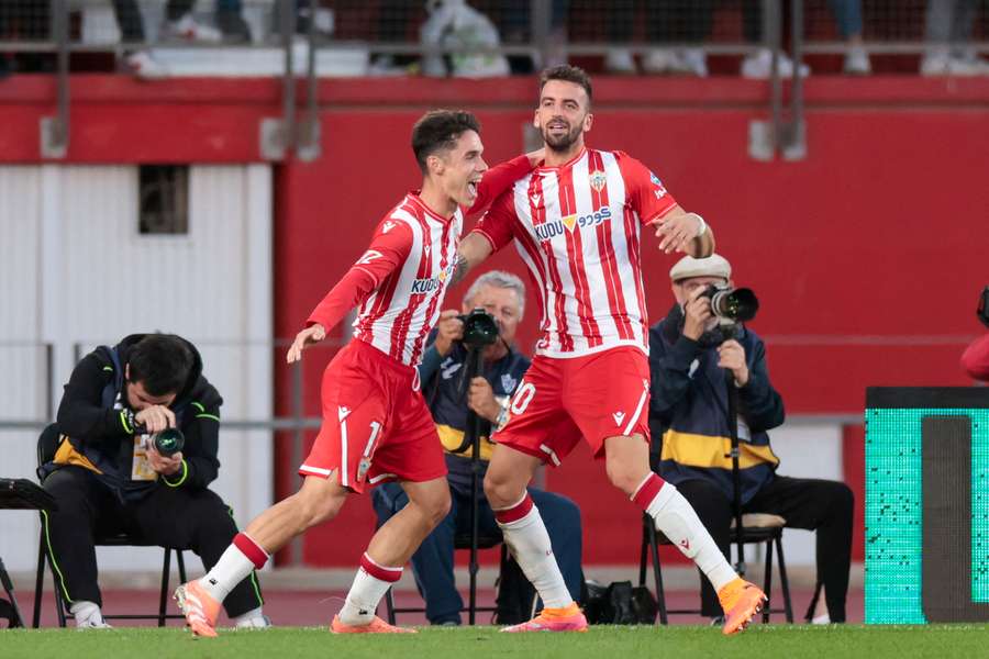 Arribas, a la izquierda, celebra un gol con el Almería