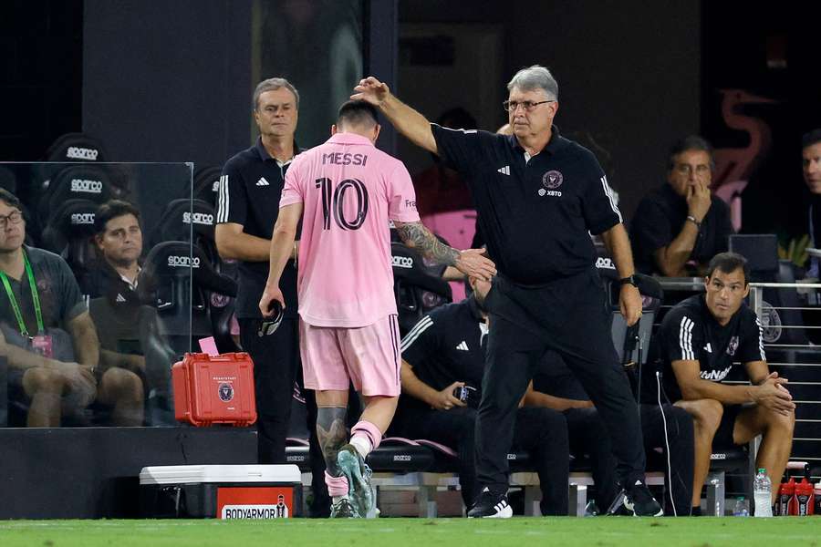 Messi bij zijn wissel na zijn blessure