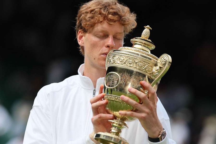 Jannik Sinner bacia il trofeo dopo aver vinto contro Carlos Alcaraz,  Wimbledon 2025