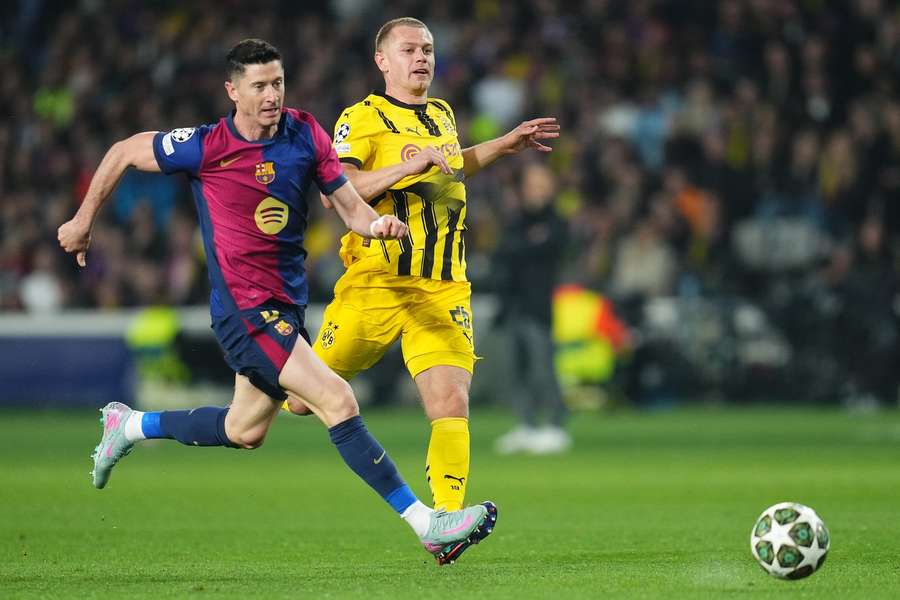 Robert Lewandowski im Laufduell mit Julian Ryerson.