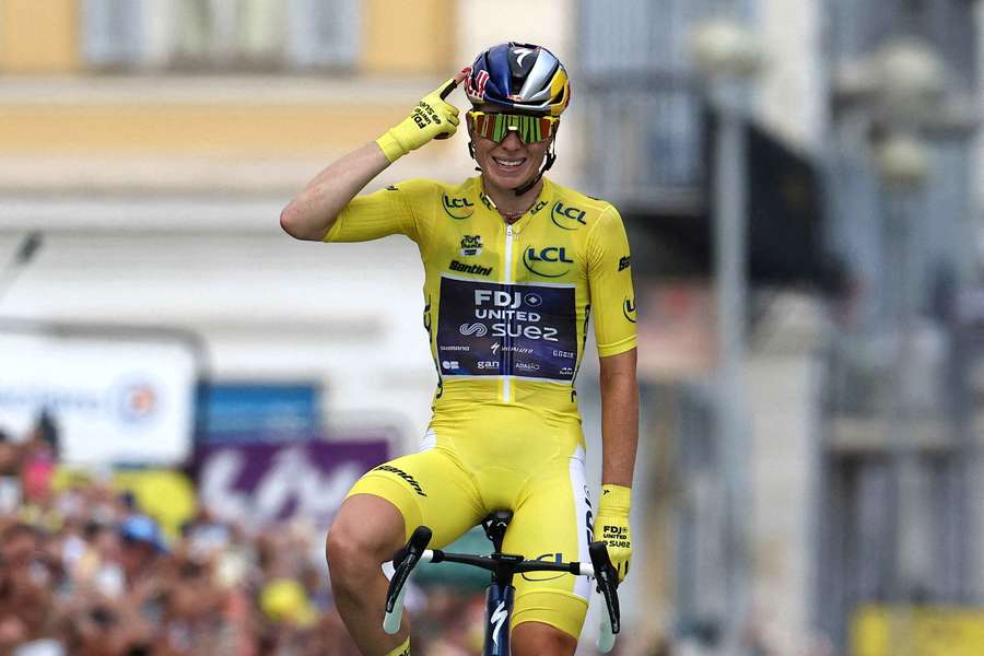 Ciclista neerlandesa Demi Vollering celebra na Volta a França feminina