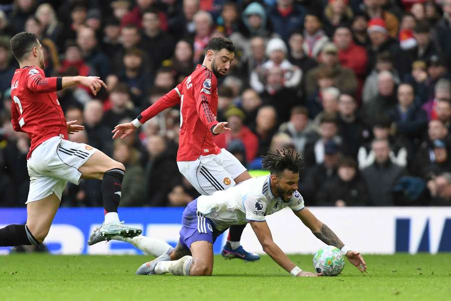 Bruno Fernandes em ação diante do Aston Villa Bruno Fernandes em ação diante do Aston Villa