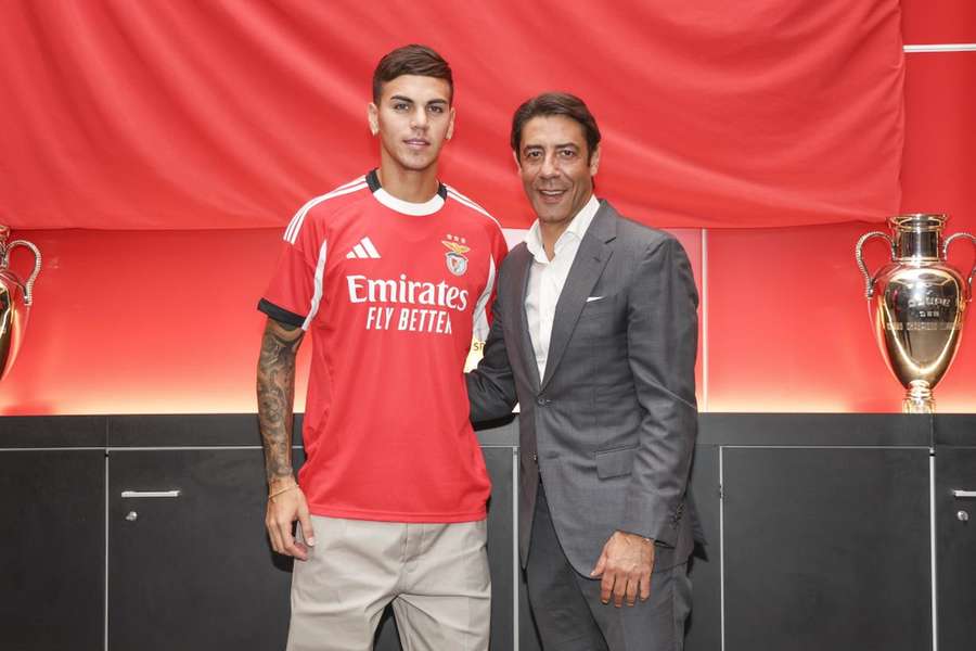 Enzo Barrenechea con Rui Costa