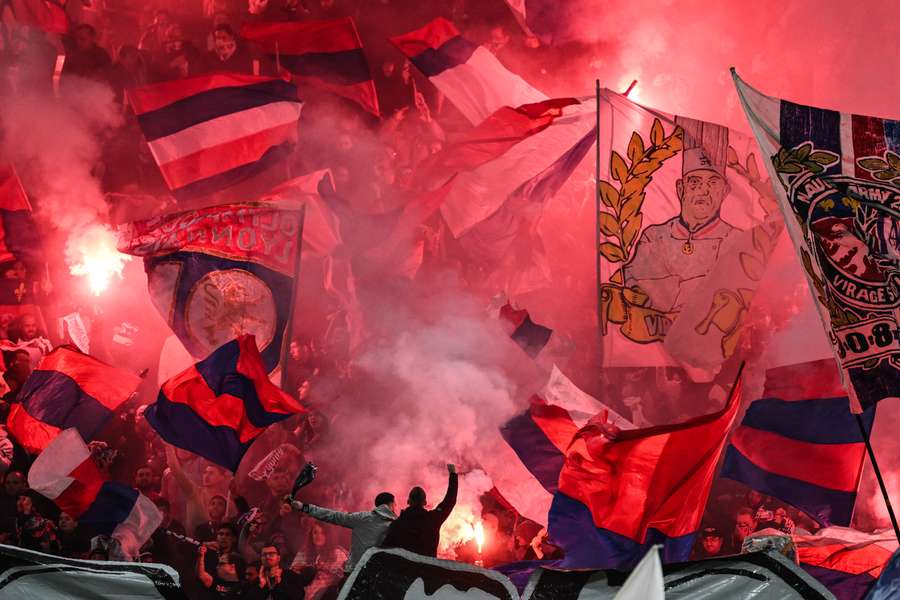 Adeptos do Lyon no apoio à equipa Adeptos do Lyon no apoio à equipa