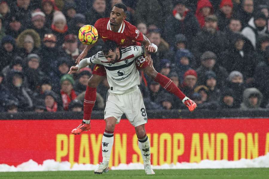 Gravenberch em discussão de bola com Bruno Fernandes
