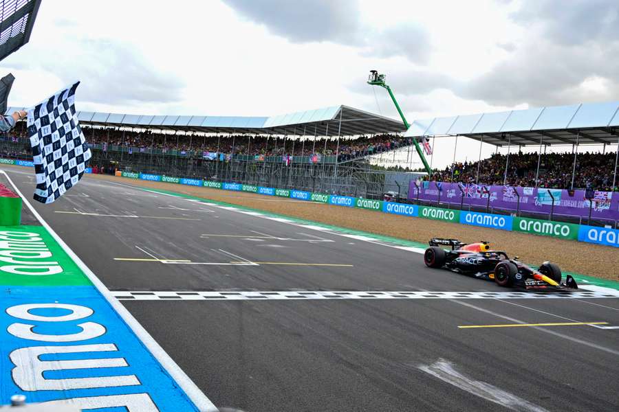 Max Verstappen cruza a linha de chegada em Silverstone