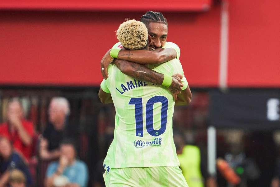 Lamine y Raphinha se abrazan