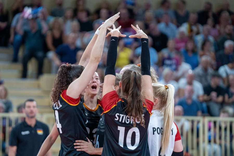 Die deutschen Damen bejubeln die Qualifikation für die EM im kommenden Jahr