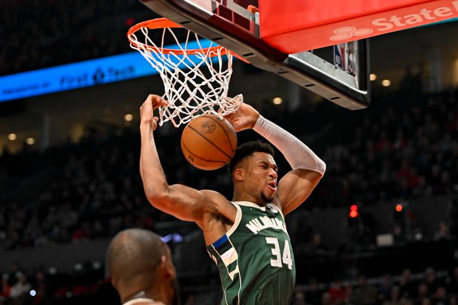 Giannis Antetokounmpo med et dunk i kampen mod 
Los Angeles Lakers.