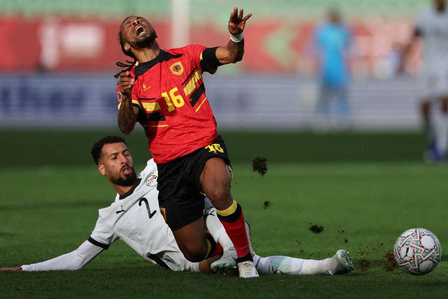 Fredy, que atirou um livre ao poste, sofre falta de Khaled Sobhi Fredy, que atirou um livre ao poste, sofre falta de Khaled Sobhi
