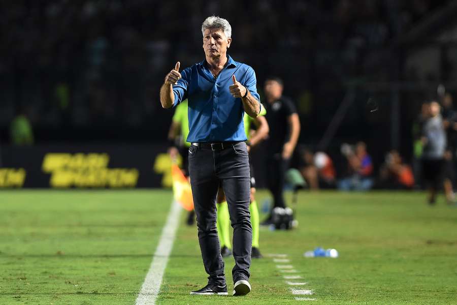 O técnico tricolor no relvado natural do estádio vascaíno