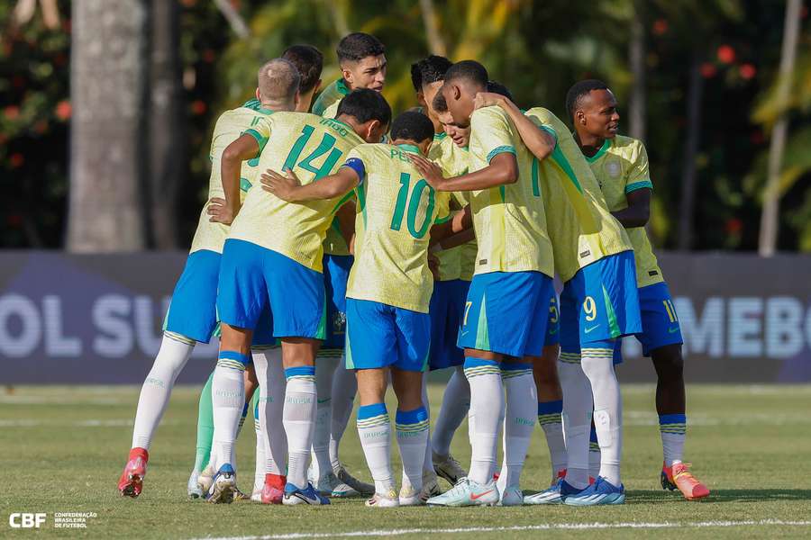 Jogadores do Brasil antes de a bola rolar contra a Colômbia, no último jogo da primeira fase