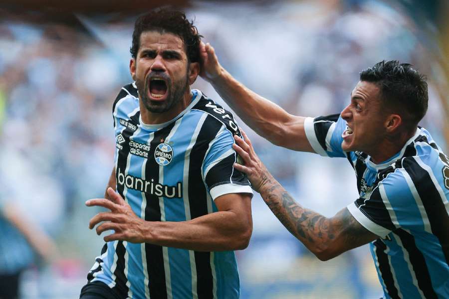 Diego Costa celebra gol que determinou virada do Grêmio na Arena