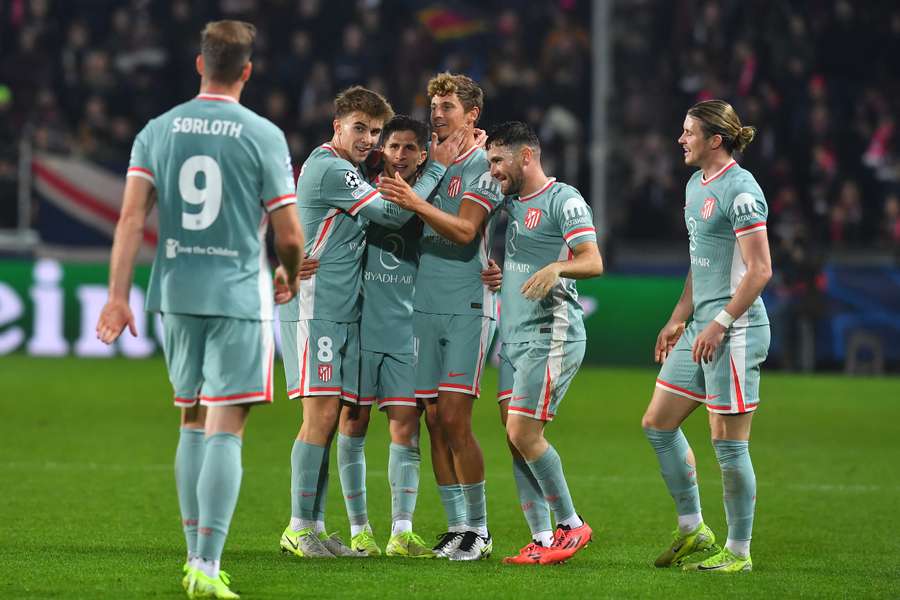 Los jugadores del Atlético felicitan a Llorente por su gol