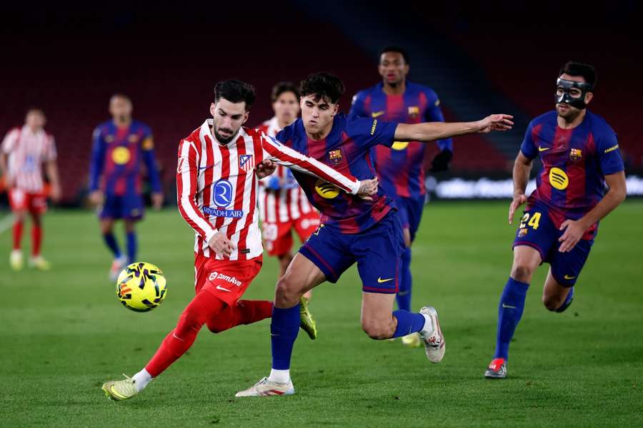 Álex Baena, ante Pau Cubarsí, en el Barcelona-Atlético de Madrid Álex Baena, ante Pau Cubarsí, en el Barcelona-Atlético de Madrid