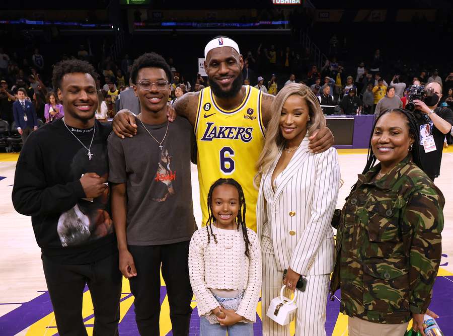 LeBron James junto a sus hijos, su mujer y su madre.