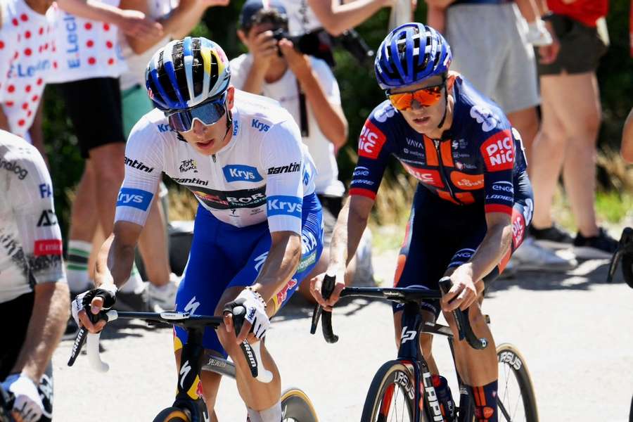 Tour de France: Florian Lipowitz (l.) und Oscar Onley (r.) kämpfen um Platz 3 in der Gesamtwertung.