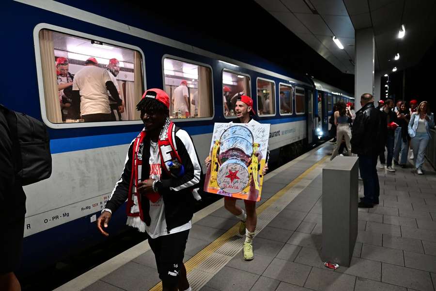 Fotbalisté Slavie po příjezdu do Prahy.