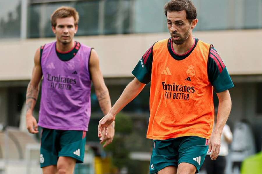 Bernardo Silva, en su primer entrenamiento como madridista, vigilado por Mastantuono