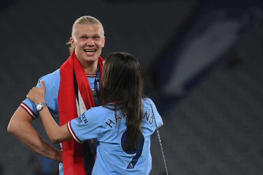 Erling Haaland célèbre la coupe