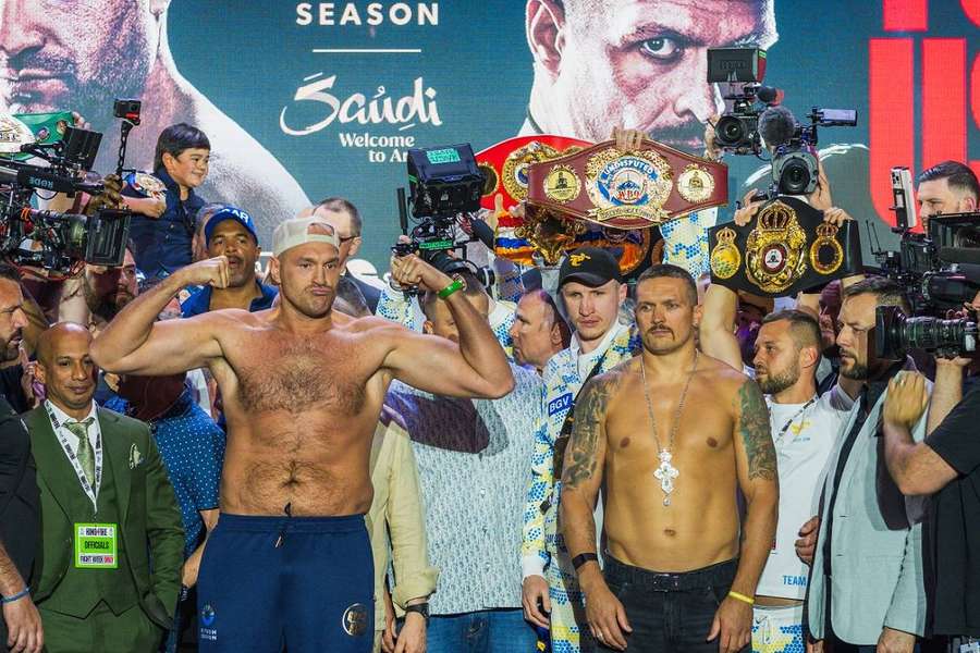 Fury bouscule et menace Usyk lors de la pesée du grand combat