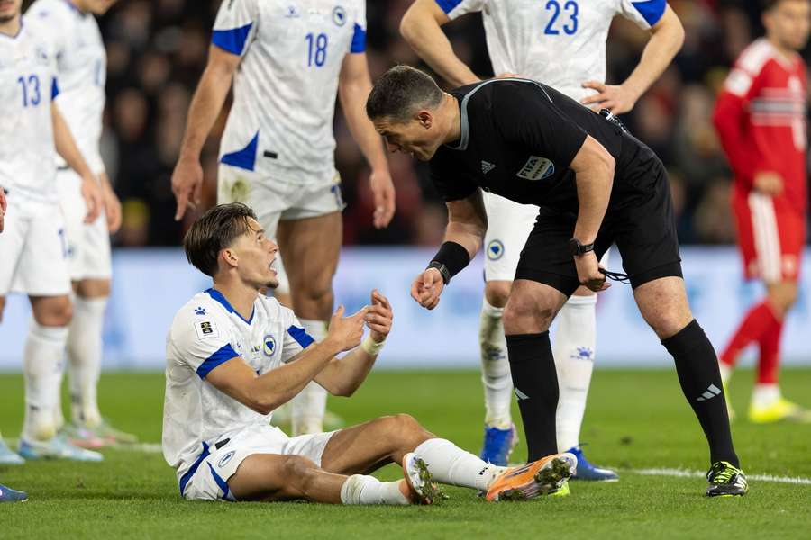 Dedic saiu lesionado diante do País de Gales