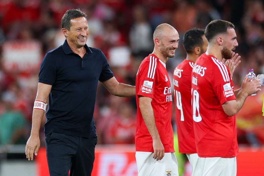 Roger Schmidt, treinador do Benfica, com Aursnes, no final da partida