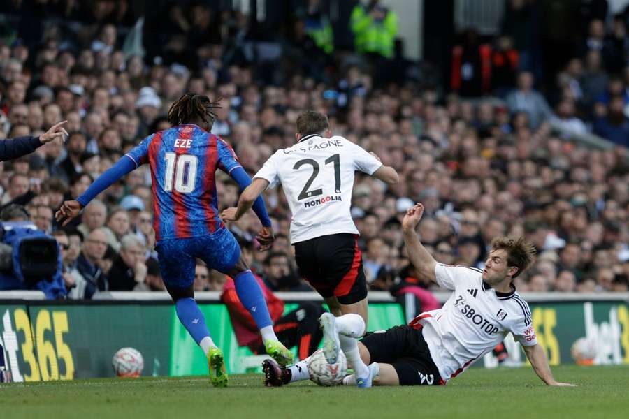Fulham's Joachim Andersen fought to Crystal Palace Ace, Ebereche Eze, during the Emirates Fa Cup Cup Cup Fulham's Joachim Andersen fought to Crystal Palace Ace, Ebereche Eze, during the Emirates Fa Cup Cup Cup
