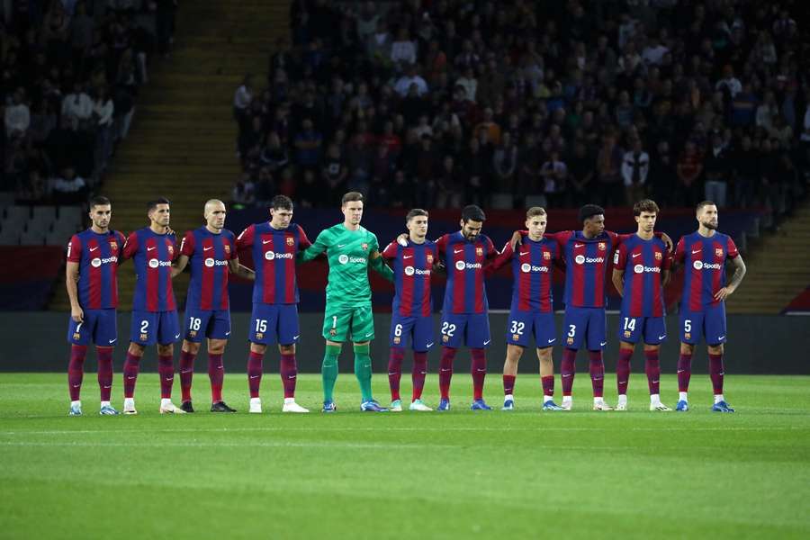 Los jugadores del Barça durante un minuto de silencio