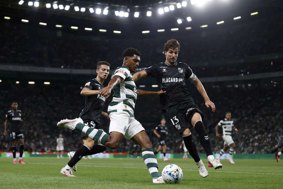 João Mendes perante Luís Guilherme no Sporting-Vitória SC João Mendes perante Luís Guilherme no Sporting-Vitória SC
