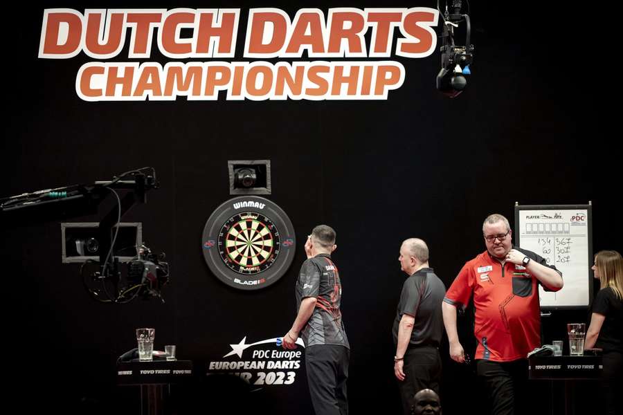 Damon Heta (m.) und Stephen Bunting (r.) bei der Dutch Darts Championship 2023.