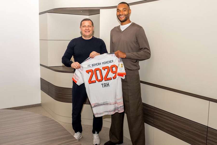Max Eberl (left) with new Bayern signing Jonathan Tah