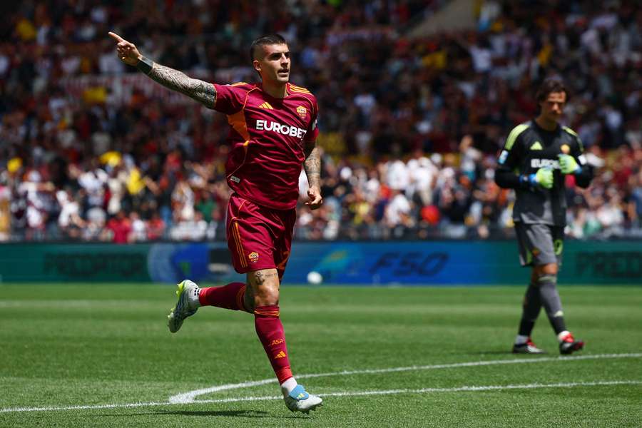 Gianluca Mancini celebrates his goal for Roma
