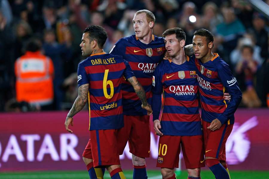 Jérémy Mathieu, junto a Messi, Neymar y Dani Alves, en la temporada 2015/2016, cuando el Barcelona ganó el título de LaLiga.