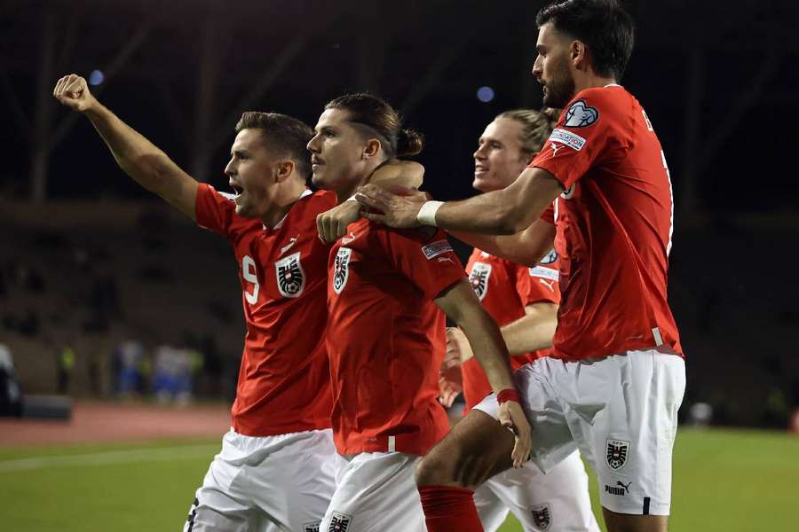 Sabitzer comemora com jogadores da Áustria o único gol diante do Azerbaijão