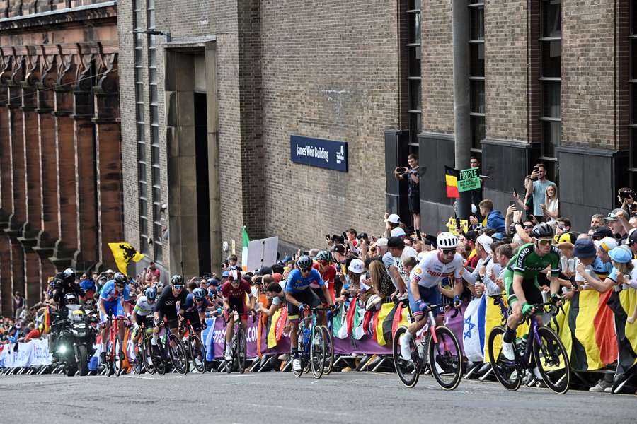 Ciclistas percorrem as ruas de Glasgow