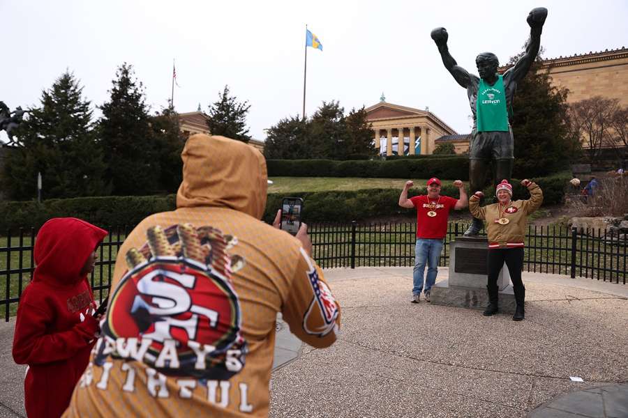 Brachte zuletzt den Fans der San Francisco 49ers wie so vielen vor ihnen Unglück: das Schmücken der Rocky-Statue in Philadelphia.
