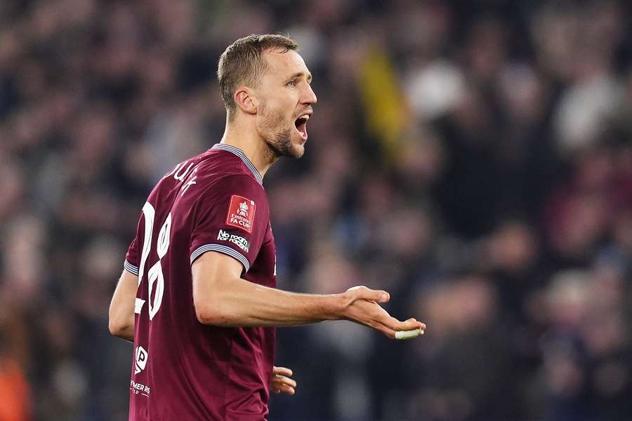 Český záložník Tomáš Souček proměnil v rozstřelu penaltu a pomohl West Hamu k postupu.