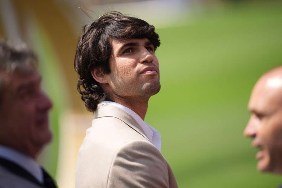 Alcaraz aproveitou pontos perdidos por Zverev Alcaraz aproveitou pontos perdidos por Zverev
