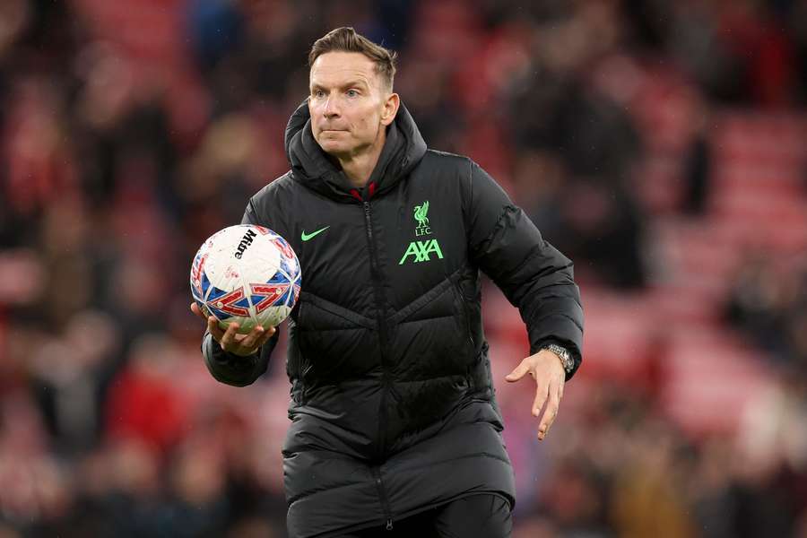 Pep Lijnders mit einem Ball.