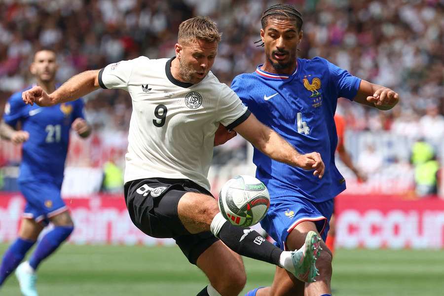 Niclas Füllkrug im Zweikampf mit Loic Badé.