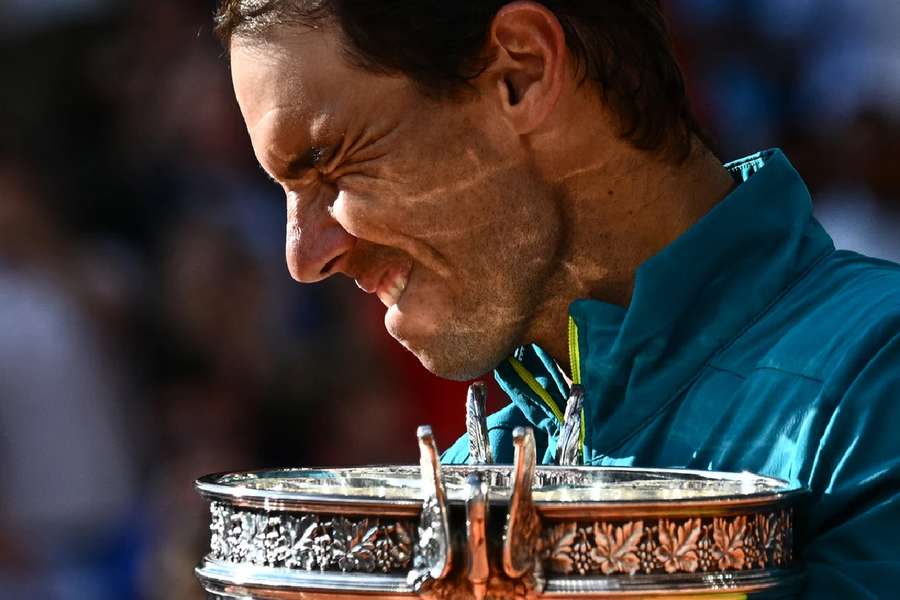 Lo spagnolo Rafael Nadal in una foto mentre festeggia la vittoria dell'Open di Francia lo scorso anno