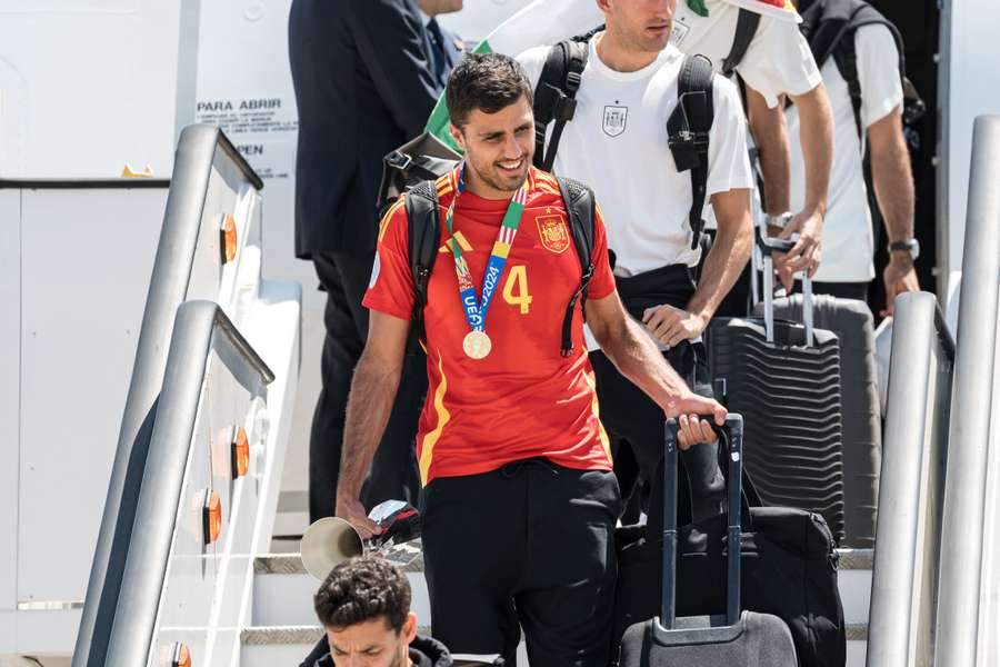 Rodrigo se baja del avión.