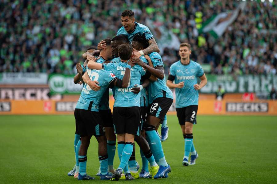 Les joueurs de Leverkusen célèbrent le premier but inscrit contre Wolfsburg. 