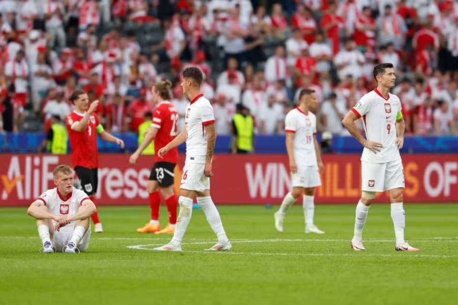Poľskí futbalisti po remíze v šlágri v skupine D medzi Francúzskom a Holandskom už nemajú šancu postúpiť.