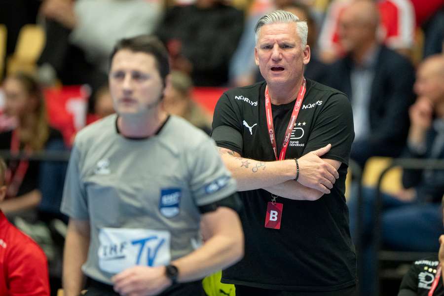 Danmarks cheftræner Nikolaj Jacobsen brokker sig til dommeren under herrehåndbold EHF Euro Cup-kampen mellem Danmark og Norge