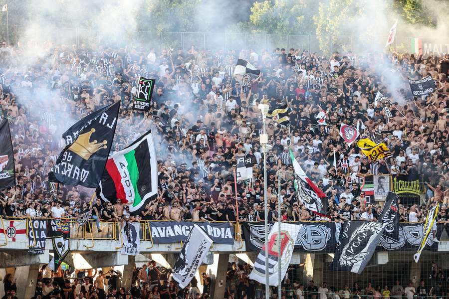 La Curva dell'Ascoli in festa La Curva dell'Ascoli in festa